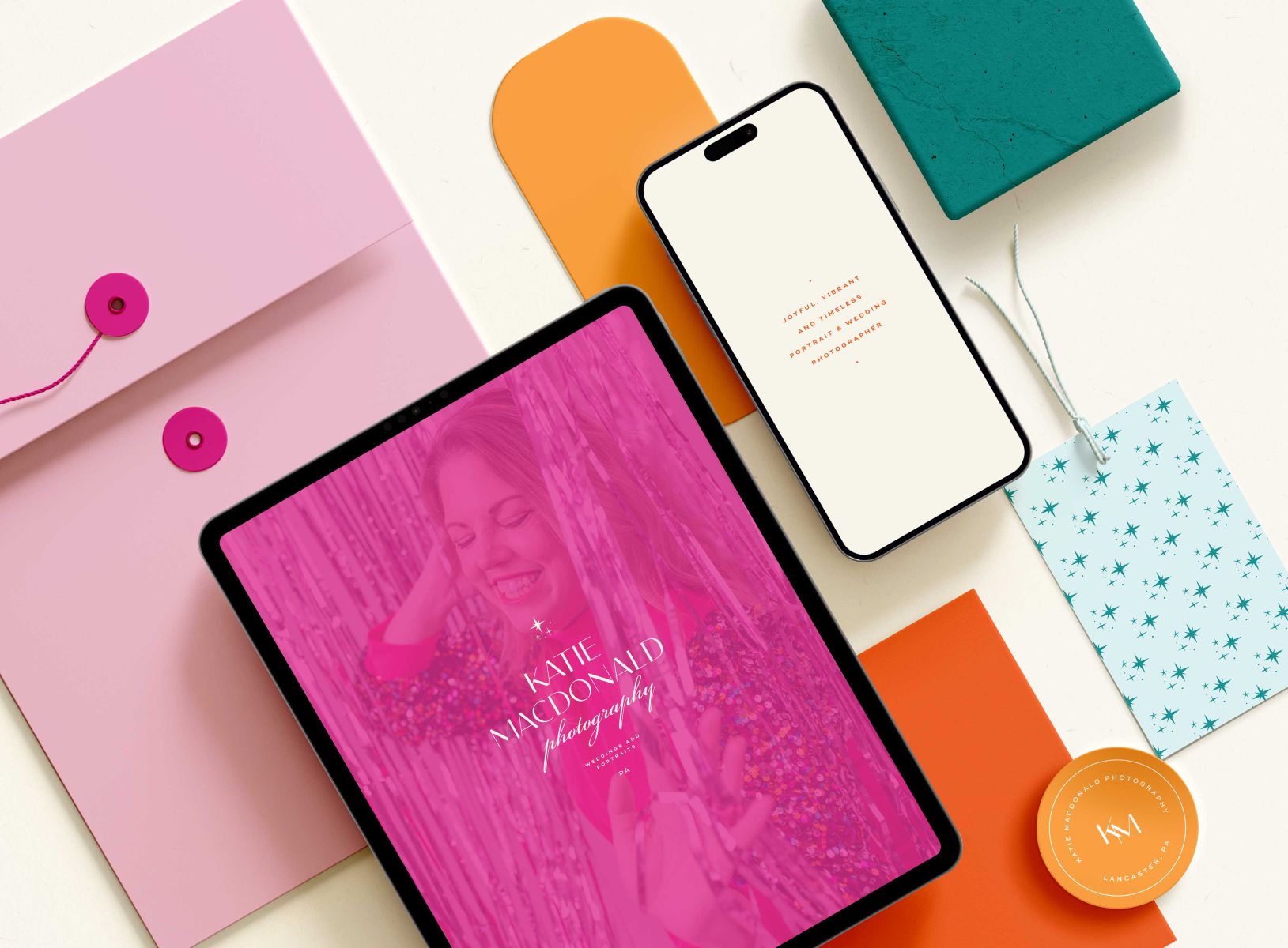 Katie Macdonald Photography¡s website displayed on a tablet and mobile phone and next to them are other branding elements for her business